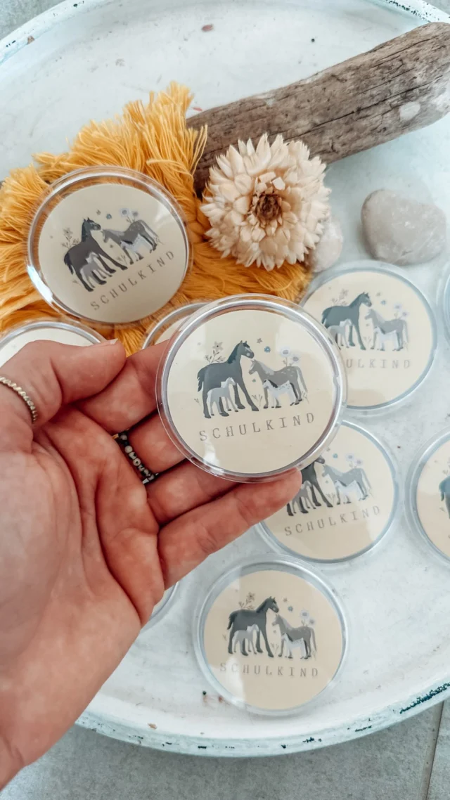 Schulkind 
.
Viele tolle Produkte zum Thema Schulanfang findest du jetzt im Onlineshop! Befülle deine Schultüte 
.
#pferde #pferdfan #geschenkideen #schultüte
