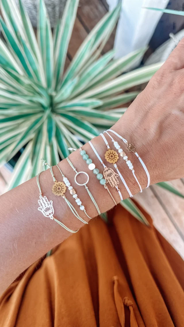 … Wenn ich an jedem Arbeitstag bis zur Sommerpause, das sind noch 20 Tage (Wochenenden sind knotenfrei 😉) 10 Armbänder knüpfe, dann habe ich bis zur Sommerpause eine richtig bunte Auswahl zusammen.

Klingt total entspannt, oder? 😄 Genau deshalb habe ich mir das Pensum so eingeteilt – damit ich zwischendurch auch Pausen mache und mein Nacken und Rücken nicht irgendwann auf Streik gehen. 🤭

Das Schöne daran: Beim gemütlichen Tratscherl auf der Terrasse lassen sich die Armbänder nebenbei  wunderbar knüpfen. ☀️🧶

Und glaubt mir: Kein Armband gleicht dem anderen. Jedes ist ein kleines Unikat – mal bunt, mal verspielt, mal schlicht, aber immer mit ganz viel Liebe geknüpft. 🌈✨

Denn direkt nach der Sommerpause wartet schon der @kunsthandwerksmarkt_windhaag – und ich möchte, dass für jede und jeden das passende Armband dabei ist ! 
.
Rate mal : Wie lange brauche ich für ein Armband ?! 
.
#armband #handmadejewelry #schmuck #schmuckdesign