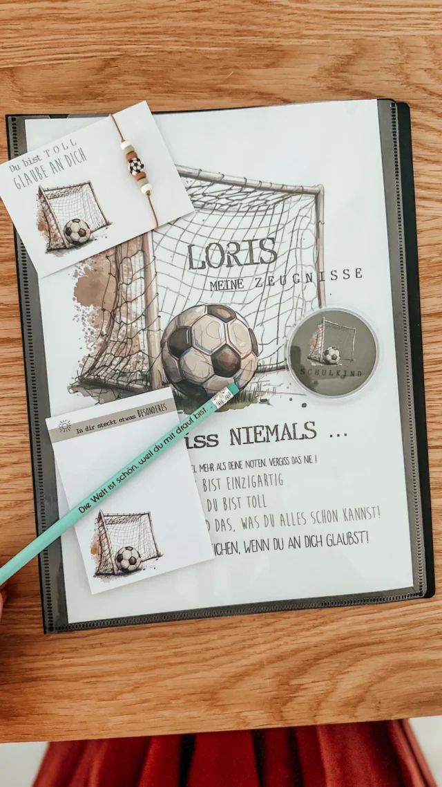 ⚽ Für alle kleinen Fußballfans! ⚽

Entdecke jetzt unsere Produkte mit Fußballmotiv:
📚 Zeugnismappen
📝 Blöcke
✏️ Bleistifte
🎖️ Buttons für den Schulanfang
🟢 Armbänder
… und viele weitere tolle Geschenkideen!

Schau gleich im Online-Shop vorbei und sichere dir deine Favoriten! 💚
.
Beitrag für später SPEICHERN 
#schulkind #fußballer #fußballfieber #fussball