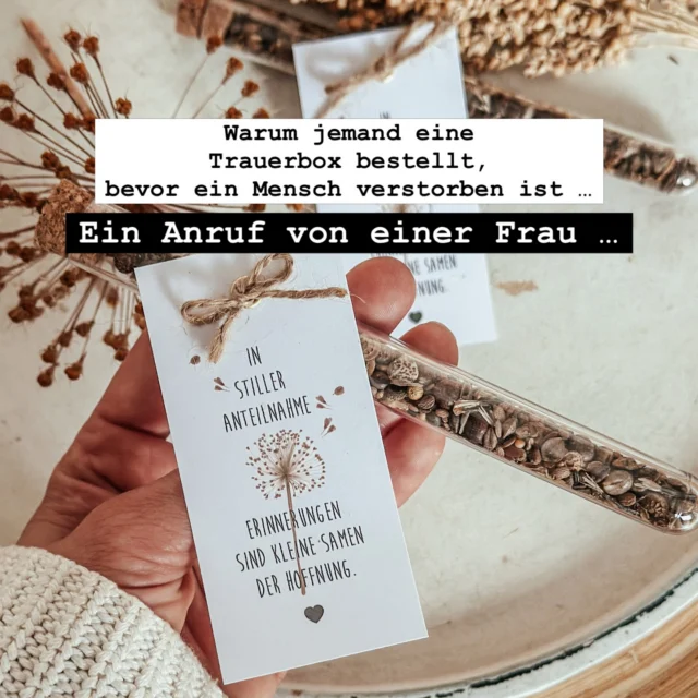 Heute hat mich eine Frau angerufen.
Sie wollte eine Trauerbox vorbestellen.
.
Nicht, weil bereits jemand verstorben ist. Sondern weil sie weiß, dass eine liebe Kollegin nur noch wenig Zeit hat.
.
Sie sagte zu mir: „Wenn es dann plötzlich passiert, möchte ich in all der Trauer und Organisation nicht noch überlegen müssen, was wir schenken. Ich möchte einfach etwas haben, das von Herzen kommt „.
.
Oft denken wir erst dann an eine Geste des Mitgefühls, wenn der Abschied schon da ist. Doch gerade in diesen Momenten sind wir emotional überfordert. Entscheidungen fallen schwer und die richtigen Worte fehlen.
.
Genau deshalb gibt es meine Trauerprodukte. Sie sollen in einer schweren Zeit ein wenig Last abnehmen und dabei helfen, Trost, Mitgefühl und Verbundenheit auszudrücken.
.
Denn manchmal ist das Wertvollste, was wir schenken können, das Gefühl: Ihr seid mit eurer Trauer nicht allein.
#trauer #trost #sternenhimmel⭐️ #sternenkinder