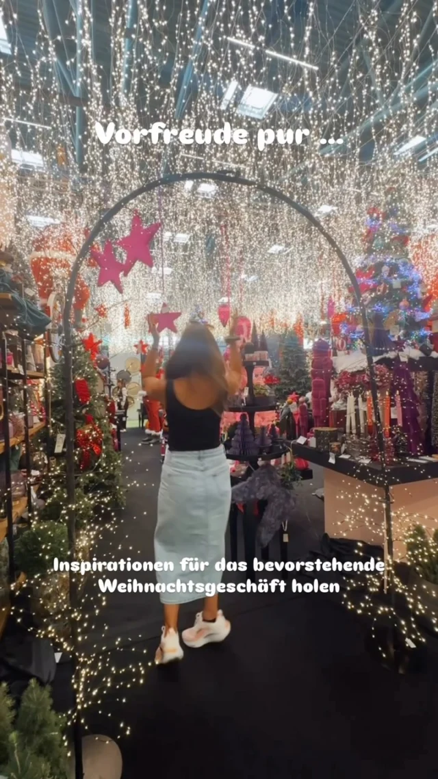 Was für ein wunderschöner Tag mit meiner Mama! ❤️ Gestern waren wir auf der @trendset.muenchen und haben uns für euch inspirieren lassen.

Ja, tatsächlich läuft bei mir Weihnachten schon im Juli! 🎄☀️ Während draußen 30 Grad sind, erklingen auf der Messe Weihnachtslieder – und ich liebe genau das. Denn neben dem Sommer ist die Weihnachtszeit einfach meine absolute Lieblingszeit. Nicht für jeden etwas 😅 ich finde es aber toll 🎈❤️

Viele von euch haben mich schon gefragt, ob es heuer wieder die beliebten Adventgeschenke statt eines klassischen Adventkalenders geben wird. Ich kann euch schon verraten: Ich habe mir jede Menge Inspirationen geholt und einige ganz besondere Produkte im Kopf, die mit großer Wahrscheinlichkeit ihren Weg in den Adventkalender finden werden. ✨

Solche Messen sind für mich unglaublich wertvoll. Ich entdecke neue Ideen, lerne spannende Firmen kennen und überlege, welche kleinen Besonderheiten mein Sortiment sinnvoll ergänzen können. Trotzdem ist mir eines ganz besonders wichtig: Schatzl’s Schatzkisterl soll ihre Handschrift niemals verlieren. ❤️ Deshalb werden nur ausgewählte Produkte ergänzt – denn das Herz meines Shops bleibt weiterhin Handmade.

Ich freue mich schon riesig darauf, euch in den nächsten Monaten nach und nach all die schönen Neuheiten zu zeigen! 🥰
.
#handmade #trendset #weihnacht #weihnachten🎄