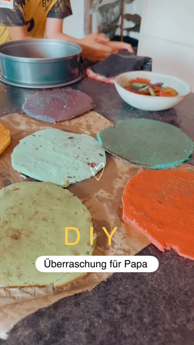 Manchmal überraschen einen die eigenen Kinder. ❤️

Unser Sohn (11)  ist heute extra früh aufgestanden, um für seinen Papa zum 40. Geburtstag eine Torte zu backen. 🥹 Mit Backen, Verzieren und anschließendem Küche-Aufräumen hat er ganze 3 Stunden durchgehalten – mit einer Ausdauer, die uns wirklich beeindruckt hat. Und das Ergebnis ist richtig gelungen! 🎂

Das Backbuch können wir übrigens von Herzen empfehlen (Werbung, selbst gekauft). Perfekt für Kinder und Teenager, die sich – gerade in den Ferien – ans Backen wagen möchten. Er hat inzwischen schon drei Rezepte ausprobiert und alle sind gelungen. 💛
.
#geburtstag #diy #backen #kinder
