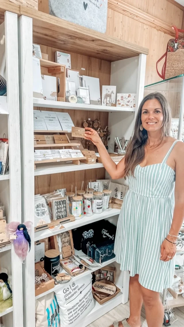 ✨ Ab JETZT findest du meine Produkte auch in der Freistädter Altstadt – im Schöne Dinge Laden. 🤍

Dort habe ich zwei Fächer mit einer liebevollen Auswahl an Schmuck, Edelsteinarmbändern, Ohrringen, Fußbändern, Halsketten, Blöcken, schönen Bleistiften und aktuell auch kleinen Geschenkideen zum Schulstart.

Das Sortiment wechselt je nach Saison – es gibt also immer wieder Neues zu entdecken. 🌿

Falls du während meiner Sommerpause im August auf der Suche nach einem besonderen Geschenk bist, schau gerne im Schöne Dinge Laden vorbei. Ich wünsche dir viel Freude beim Stöbern! 💛

#schatzlsschatzkistl #freistadt #altstadtfreistadt #schönedingeladen #handgemacht