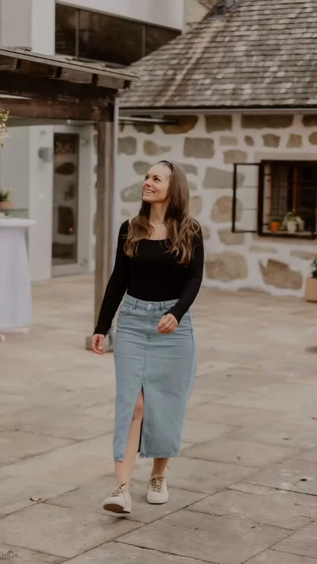 Sommerpause bis 31.08
Das Kostbarste, das wir uns schenken können, ist Zeit.
Und vielleicht gleichzeitig das Ehrlichste. 🤍

Vor ein paar Tagen habe ich euch erzählt, dass ich heuer zum ersten Mal das Gefühl habe, nicht wirklich urlaubsreif zu sein.
.

Früher war Urlaub für mich oft etwas, auf das ich hingefiebert habe, weil ich einfach eine Pause gebraucht habe. Weil alles zu viel war und ich endlich einmal abschalten wollte.

Dieses Jahr fühlt es sich anders an.

Nicht, weil mein Alltag plötzlich perfekt oder immer entspannt ist. Sondern weil ich gelernt habe, nicht mehr auf den Moment zu warten, in dem gar nichts mehr geht.

Ich versuche, mir die kleinen Pausen schon mitten im Alltag zu erlauben.
Ein paar Minuten bewusst durchatmen.
Das Handy weglegen.
Dankbar sein für das, was gerade da ist.
Nicht jede freie Minute mit einem To-do füllen.
Und mir auch einmal sagen: Es muss nicht immer noch mehr sein.

Vielleicht ist genau das etwas, das wir uns viel öfter schenken dürfen.

Nicht erst den großen Urlaub.
Sondern kleine Momente, in denen wir wieder bei uns ankommen.

Und jetzt darf trotzdem Sommerpause sein. ☀️ sogar 4 Wochen ohne Pakete, Bestellungen und To-do-Listen. Dafür mit meiner Familie, Meer, Sonne, Gesprächen, Lachen und ganz viel Zeit für die Menschen, die mir wichtig sind. ❤️

Ich möchte diese Zeit bewusst genießen. Nicht perfekt. Nicht durchgeplant. Einfach so, wie sie kommt.

Denn am Ende sind es doch genau diese Momente, die bleiben.

Zeit ist vielleicht das kostbarste Geschenk, das wir uns selbst und unseren Lieblingsmenschen machen können.
Und genau dieses Geschenk mache ich mir jetzt. 🤍
.
Zwischendurch wird es  ein paar Urlaubsmomente geben, aber genauso auch ganz bewusst Zeit, in der das Handy einfach einmal liegen bleibt.

Und damit mein Instagram-Kosmos währenddessen nicht komplett einschläft, habe ich natürlich ein kleines bisschen vorgeplant. 😉
.
Wir sehen uns also zwischendurch – und ich freue mich darauf, euch ein kleines Stück Sommer mitzubringen. 🤍