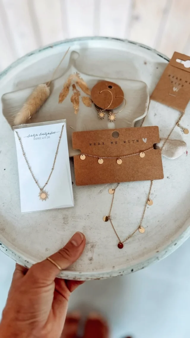 Hör auf, Geschenke nach ihrem Preis zu bewerten.

Denn manchmal ist es nicht das Geschenk, das bleibt.
Sondern das Gefühl dahinter.

Das Gefühl, gesehen zu werden.
Zu wissen: Jemand glaubt an mich.
Ich bin gut, so wie ich bin.
Ich bin nicht allein.
Du bist mir wichtig.

Vielleicht schenkst du ein Armband mit einer kleinen Botschaft.
Eine Karte, die ein Kind jeden Morgen daran erinnert, wie wertvoll es ist.
Ein Poster voller Affirmationen.
Oder einfach gemeinsame Zeit.

Es sind kleine Dinge.
Aber manchmal erzählen genau diese kleinen Dinge eine große Geschichte. 🤍

Schenke nicht, um etwas in der Hand zu geben.
Schenke etwas, das im Herzen bleibt.