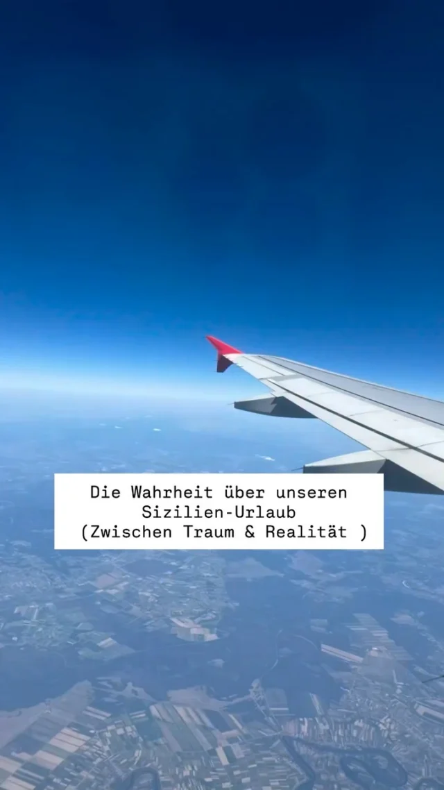 Sizilien 2026 – zwischen Traum und Realität 🇮🇹☀️

Wie jedes Jahr möchte ich euch auch heuer ein paar Eindrücke von unserem Urlaub zeigen. ❤️ Auch wenn ich dieses Mal gar nicht so viele Fotos und Videos mit nach Hause genommen habe.

Denn unser Sizilienurlaub war diesmal etwas anders als erwartet.

Wir hatten leider nicht ganz das Glück mit unserer Unterkunft. Wir haben in einem Vorort von Palermo gewohnt und dort war es sehr verschmutzt und vermüllt, unglaublich laut und mit rund 80 % Luftfeuchtigkeit war die Hitze im August schon eine Herausforderung. 😅 

Dabei kennt man Sizilien auf Instagram oft ganz anders: traumhafte, glasklare Strände, wunderschöne Buchten und das Gefühl, ganz alleine am Meer zu sein. 🌊

Und ja – diese wunderschönen Plätze gibt es tatsächlich! (Am letzten Tag haben wir einen gefunden 😅 ) Im August waren die Strände richtig voll. T Die Sonnenschirme standen dicht an dicht und im Meer waren so viele Menschen, dass von der einsamen Postkartenidylle nicht mehr viel übrig war.

Trotzdem hatten wir eine schöne Zeit.

Wir haben lecker gegessen, wunderschöne Sonnenuntergänge in Cefalù erlebt und vor allem die gemeinsame Zeit mit unseren Freunden sehr genossen. ❤️

Und irgendwie hat uns dieser Urlaub auch wieder etwas gelehrt:

Als wir anschließend noch eine Woche zu Hause verbracht haben, haben wir unsere Umgebung plötzlich mit ganz anderen Augen gesehen. Unseren Garten, die Ruhe, die Sauberkeit und einfach das schöne Leben hier. 🌿

Manchmal muss man ein bisschen über den Tellerrand schauen, um wieder zu erkennen, wie schön man es eigentlich zu Hause hat. ❤️

Sizilien war für uns diesmal vielleicht nicht der perfekte Urlaub – aber eine Erfahrung, für die ich trotzdem dankbar bin.

Und genau deshalb wollte ich euch dieses Jahr nicht nur die schönen Postkartenbilder zeigen, sondern auch ein bisschen die Realität dahinter. 🇮🇹

Ein kleiner, ehrlicher Rückblick aus unseren Sommer. ☀️❤️
.
Ich bin wieder zurück im SCHATZKISTERL und freue mich eure Bestellungen bearbeiten zu können 🙌