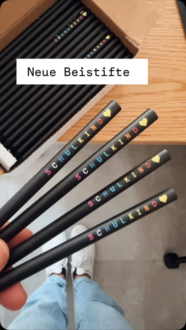 ✏️ Neue Bleistifte sind ins Sortiment eingezogen! ✏️

Noch eine Woche, dann startet für viele der erste Schultag – und für alle Mamas und Papas kehrt der Alltag wieder ein. 🙃

Na, wer freut sich schon darauf? 😄

Ich bin ganz klar Team „Ich kann mich nicht entscheiden!“ 😂
Einerseits genieße ich die Leichtigkeit der Ferien, das Ausschlafen, die spontanen Tage und einfach weniger Termine. ☀️
Andererseits freue ich mich auch schon wieder auf ein bisschen mehr Ruhe am Vormittag, einen geregelteren Alltag und Zeit, um in Ruhe kreativ zu sein. 🤍

Also: Ein lachendes und ein weinendes Auge – wie jedes Jahr. 🥰

Und bis dahin genießen wir einfach noch die letzten Ferientage! ✨