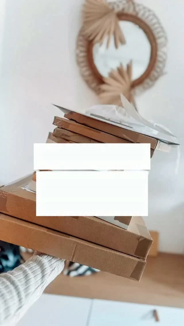 4 Wochen Sommerpause als kleines Label?
Ehrlich gesagt macht mir das jedes Jahr ein bisschen Bammel. 😅

Denn auch wenn der Shop geschlossen ist, laufen die Kosten weiter: Versicherungen, Lizenzen, Steuer, Verpackung, Fixkosten … 💸

4 Wochen keine Einnahmen und trotzdem laufende Kosten – das ist für ein kleines Label natürlich nicht ganz ohne.

ABER … ❤️

Ihr habt mich auch heuer wieder eines Besseren belehrt. 🥹
Trotz Sommerpause sind Bestellungen eingetrudelt und jetzt darf ich hier schon wieder fleißig eure Packerl vorbereiten. 📦✨

Und genau deshalb möchte ich auch ganz ehrlich mit euch sein:
Ja, Pausen machen mir manchmal Bammel.
Aber sie sind trotzdem unglaublich wichtig.

Denn hinter diesem kleinen Label steckt nicht nur ein Shop, sondern auch ein Mensch. Und der braucht manchmal einfach Urlaub, Zeit für die Familie und eine echte Auszeit. 🤍

Danke, dass ihr mir diese Auszeiten ermöglicht und trotzdem immer wieder hier bestellt.
Ihr macht mein kleines Label möglich. 🫶