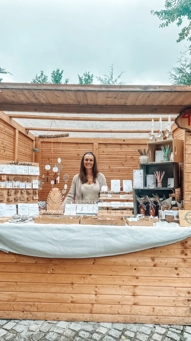 ✨ Der erste Tag am @kunsthandwerksmarkt_windhaag ist geschafft! ✨

Was für ein schöner Tag – und morgen geht’s gleich weiter! 🥰

Von 10 bis 17 Uhr findet ihr mich wieder an meinem Stand mit ganz viel Liebe zum Detail: wunderschöne Schmuckstücke, hübsche Blöcke für die Schulkinder, funkelnde Lichtfänger, viele besondere Postkarten und allerlei schöne Dekoartikel. 💫

Wenn ihr morgen im Mühlviertel unterwegs seid, kommt unbedingt vorbei, besucht mich und stöbert ein bisschen durch mein Schatzkistl. 🩷