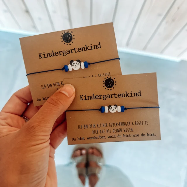🎒🦋 Der Kindergarten startet! 🐼💛

Für kleine Kindergartenkinder gibt’s jetzt die perfekten Glücksbringer-Armbänder! ✨

🦋 Schmetterling-Optik für kleine Mädchen
🐼 Panda-Optik für kleine Buben

Ein kleiner Begleiter für große Abenteuer – und eine liebevolle Erinnerung: Du bist nicht allein, ich bin immer bei dir. 💕

Jetzt im Onlineshop entdecken und deinem kleinen Kindergartenkind eine Portion Glück mitgeben! 🍀✨