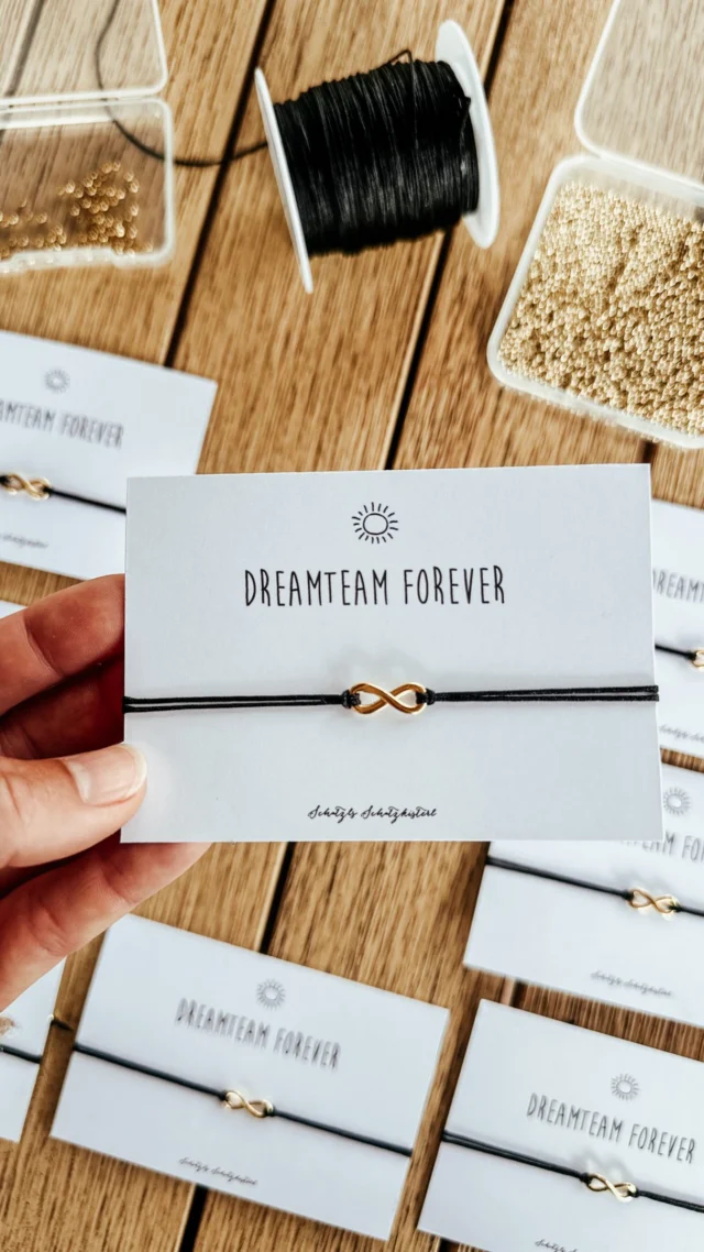✨ Individuelle Armbänder für dein Team! ✨

Danke  für diesen tollen Auftrag! 💛

Du möchtest Armbänder ganz nach deinen Vorstellungen? Kein Problem! 🥰
Anhänger aussuchen, Bandfarbe wählen und auf Wunsch auch eine individuelle Verpackung gestalten lassen.

Schreib mir einfach eine DM oder E-Mail – ich fertige dein ganz persönliches Wunschstück! ✨

 Hast du auch eine Lieblingskollegin dann markiere sie hier ❤️

#schmuck #dreamteam #armband. # unendlich