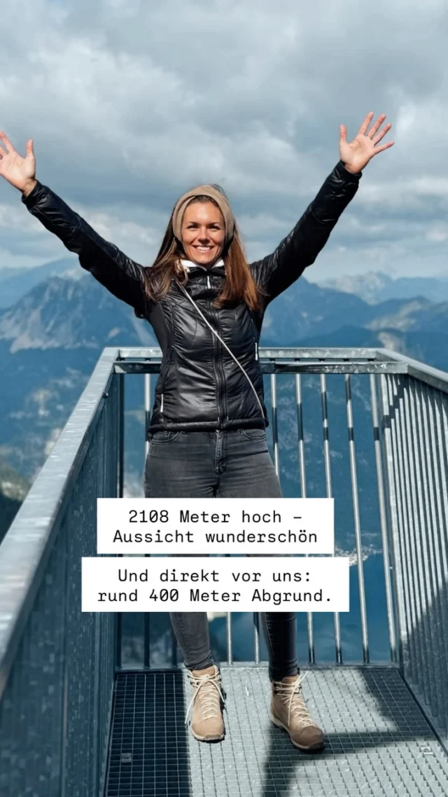 🏔️ Unser letzter Ferientag! 🤍

Bevor die Schule wieder startet, wollten wir die Ferien noch einmal richtig genießen und unseren Jungs einen besonderen Tag schenken. Also ging’s für uns auf den Dachstein nach Obertraun. 🥾❄️

Unser Highlight: die 5 Fingers – eine Aussichtsplattform auf 2.108 Metern mit einem wirklich beeindruckenden Blick. Von der Bergstation geht man ungefähr 30–40 Minuten bis dorthin. Mit Kindern absolut machbar, wenn sie gerne unterwegs sind. 😉

Danach ging’s noch in die Dachstein-Eishöhle – für die Kinder natürlich ein richtiges Abenteuer. 🧊 Aufstieg zu den Höhlen ( ein paar Höhenmeter 😅) 

💡 Falls ihr den Ausflug auch einmal machen möchtet: Plant genügend Zeit ein, nehmt gute Schuhe mit und schaut euch vorher die Öffnungszeiten der Seilbahn und Höhlen an. Wir fanden die Kombination aus Wanderung, Aussicht und Eishöhle perfekt für einen ganzen Ausflugstag.

Und so haben wir unseren letzten Ferientag noch einmal richtig ausgekostet. ❤️

Wo sollen wir als nächstes hin - Tipps für uns?? 🫶

Jetzt darf das neue Schuljahr kommen. 😉📚