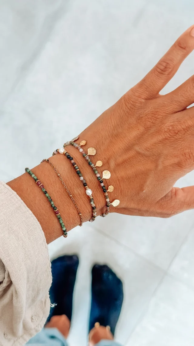 Neue Armbänder ziehen ein 
.
Schau im Onlineshop vorbei - auch beim Hexenmarkt am 04.10.26 in Auberg habe ich einige mit
.
Für später speichern 
.
#armband #geschenke #handmade #geschenkideen