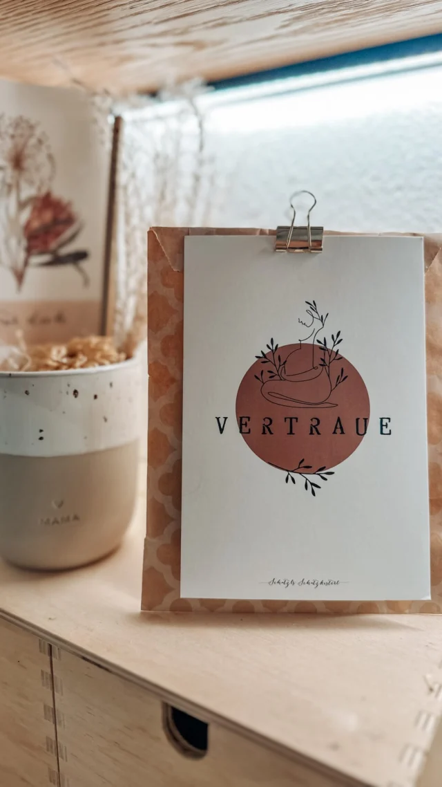Mein Mann hat ein Geschenk für seine Chefin gesucht. Sie bekommt bald ein Baby, und er übernimmt in dieser Zeit ihren Posten.

Er hätte alles Mögliche aussuchen können. Er hat sich für meine Schwangerschafts-Affirmationskarten entschieden.

Ich weiß, dass er ein richtig gutes Gespür für schöne Geschenke hat. Genau deshalb hat mich das so berührt.

Die Karten begleiten durch die Schwangerschaft bis hin zur Geburt, mit liebevollen, stärkenden Sätzen für die Momente, in denen man sie braucht. Dazu hat er noch die Mama-Tasse von Eulenschnitt gepackt. 🦉☕

Ich wünsche ihr eine wunderschöne, ruhige Zeit und einen guten Start ins Mama-Sein. 💛 und meinen MANN alles LIEBE für seinen NEUEN Job 🫶

#schwangerschaft #affirmationen #babybauch #geschenkidee #mamawerden handmadewithlove