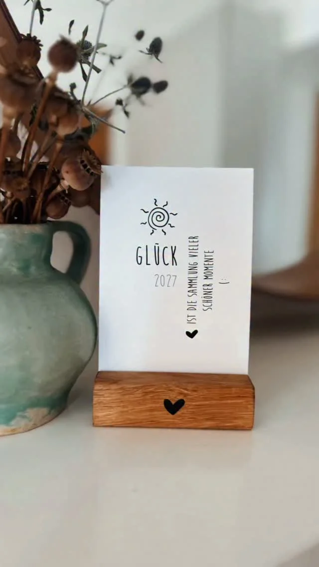 Glück ist die Sammlung vieler schöner Momente 🤍

Mein Tischkalender für 2027 ist da! 12 handgezeichnete Monatskarten mit Sprüchen, die dich durchs Jahr begleiten, dazu ein Halter aus Eichenholz mit Herz. 🪵

✨ Schön für den Schreibtisch, die Küche oder den Empfang
🎁 Liebevoll verpackt, das perfekte Geschenk

Du hast schon einen Kartenhalter? Dann bekommst du die Karten auch einzeln zu einem günstigeren Preis. Der Halter bleibt, die Karten wechseln jedes Jahr. 🔄

📩 Schreib mir eine Nachricht oder schau im Shop vorbei, Link in der Bio!

#tischkalender2027 #kalender2027 #schatzlsschatzkisterl #handmadeaustria #geschenkidee weihnachtsgeschenk