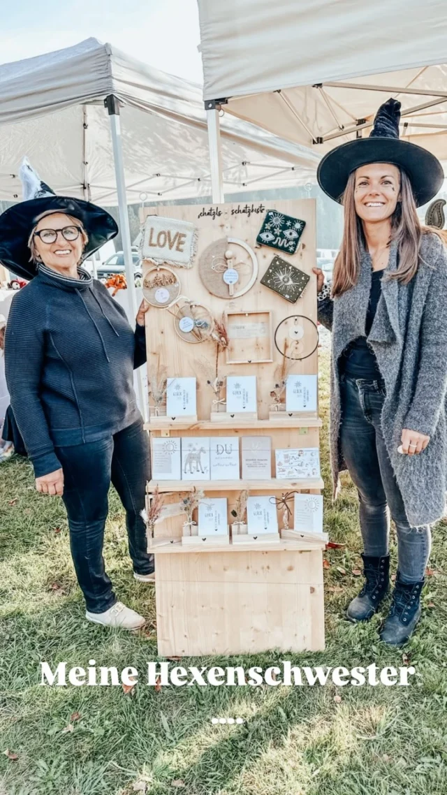🧹 Wow, was für ein zauberhafter Tag! 🧹✨

Der Hexenmarkt am Unterkagererhof in Auberg war heuer einfach unglaublich! Von Herzen DANKE an euch alle für die vielen lieben Besuche und Einkäufe. Ihr habt mir schon zu Mittag fast den ganzen Stand leergekauft, ich bin immer noch ganz überwältigt! 🥰

Das Rahmenprogramm war wie immer ein echtes Highlight, das Wetter hat perfekt mitgespielt und das Essen war richtig lecker. 🍂☀️ Ein riesengroßes Dankeschön auch an das Organisationsteam: Ihr macht diesen Markt jedes Jahr zu etwas ganz Besonderem!

Falls du heuer nicht dabei sein konntest: Merk dir den Hexenmarkt fürs nächste Jahr unbedingt vor. Es lohnt sich, versprochen! 🔮

#Hexenmarkt #Auberg #Mühlviertel #Handgemacht #Danke