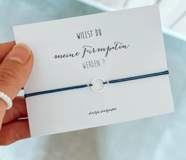 Willst du meine Firmpatin sein? Willst du mein Firmpate sein? 💛

Die Firmung ist zwar erst im Frühling, aber gerade jetzt stellen viele Firmlinge die große Frage. Und so eine besondere Frage verdient eine besondere Überraschung!

Im Schatzkisterl findest du liebevolle Geschenke, mit denen du deine Wunschpatin oder deinen Wunschpaten fragen kannst. Es gibt sie für Frauen und für Männer, persönlich und mit Herz. Swipe dich durch und lass dich inspirieren 👉

Was all diese Geschenke gemeinsam haben: Sie sagen „Du bist mir wichtig“, schon bevor das erste Wort gesprochen ist. Und sie erinnern noch lange an diesen besonderen Moment.

✉️ Du hast einen besonderen Wunsch? Schreib mir einfach eine Nachricht!

#firmung #firmung2027 #firmpate #firmpatin