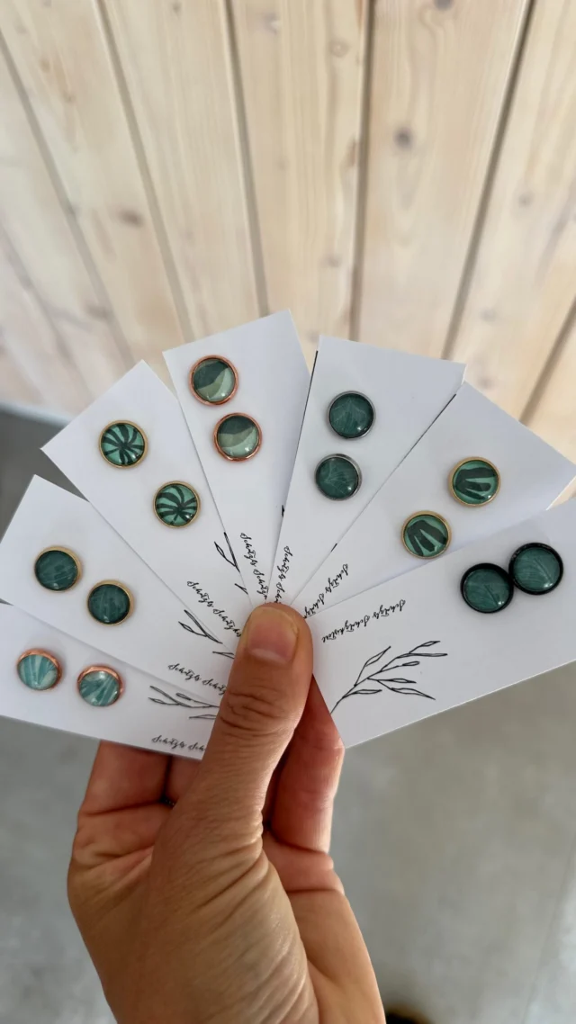 Neu im Schauraum 
Viele schöne Handgemachte Ohrstecker sind eingezogen …
Termin ausmachen 🙌 und vor Ort probieren ❤️
#handmade #schmuck #geschenkideen #ohrringe