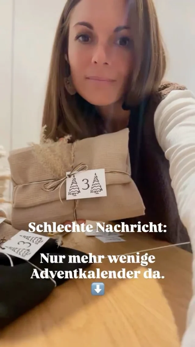 Wow so viele haben ihn schon BESTELLT 🥹 Danke euch! Ein paar Adventkalender warten noch auf ihr Zuhause – wer einen will, schnell sein, bevor das Christkind sie alle holt 🎄 
4 Geschenke für die 4 Wochenende - mach DIR oder einen LIEBEN Menschen eine FREUDE ❤️ 
.
#Adventkalender #Advent #adventskranz #Weihnachten