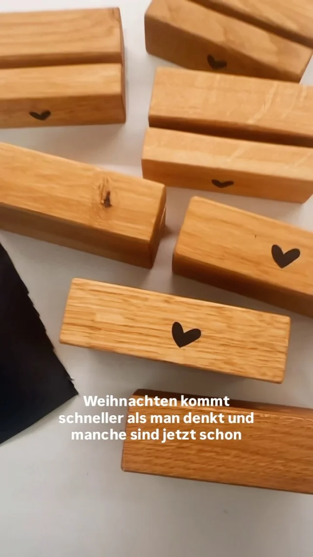 Weihnachten kommt schneller, als man denkt – und manche sind schon jetzt bestens vorbereitet!

Diese Mitarbeitergeschenke sind bereits vorbestellt und werden mit ganz viel Liebe für ein Team zusammengestellt.

Du möchtest deinen Mitarbeiter:innen heuer auch Danke sagen? Dann melde dich jetzt – so bleibt Zeit für jedes Detail.